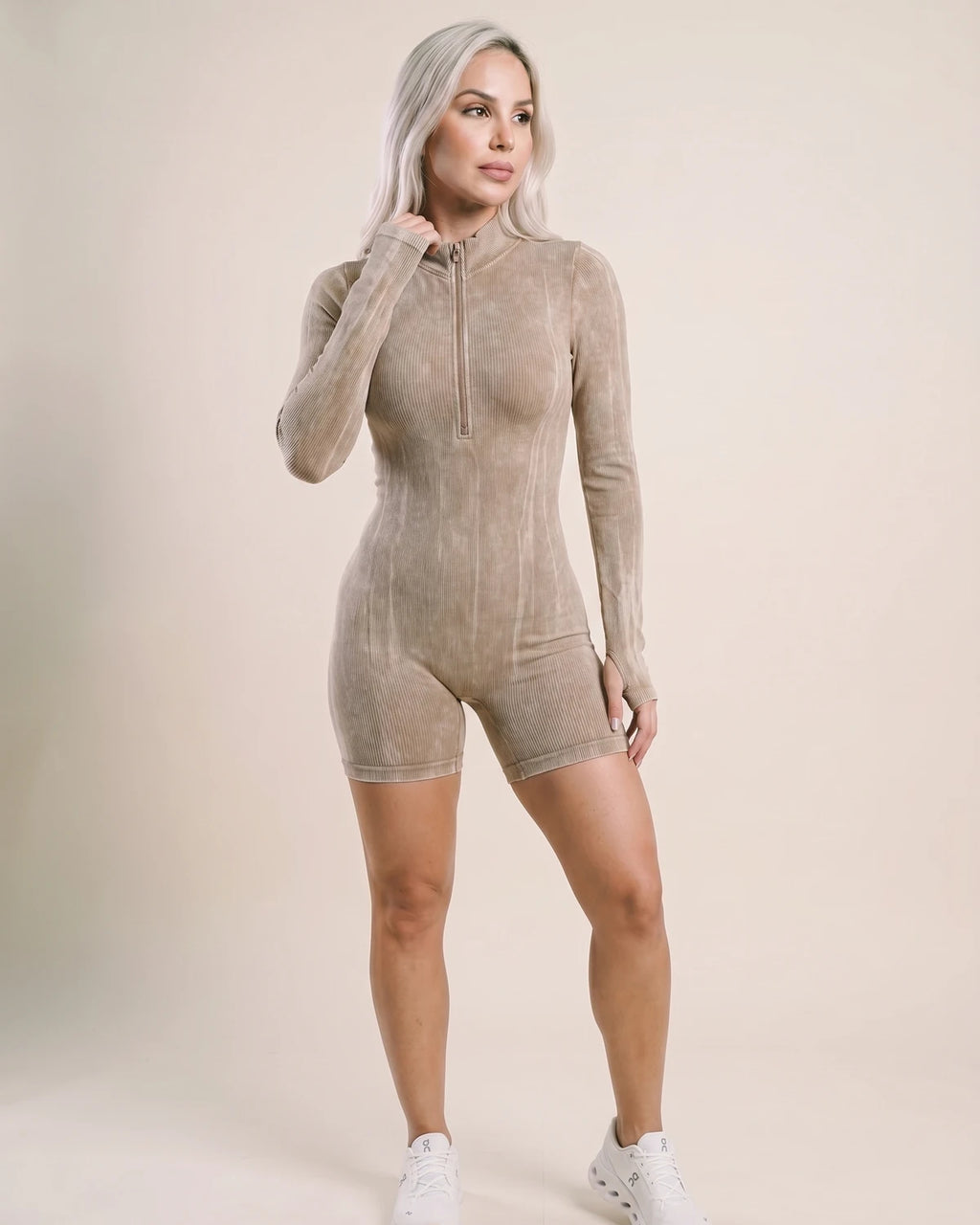 P1 beige_taupe 11_hand_to_neck