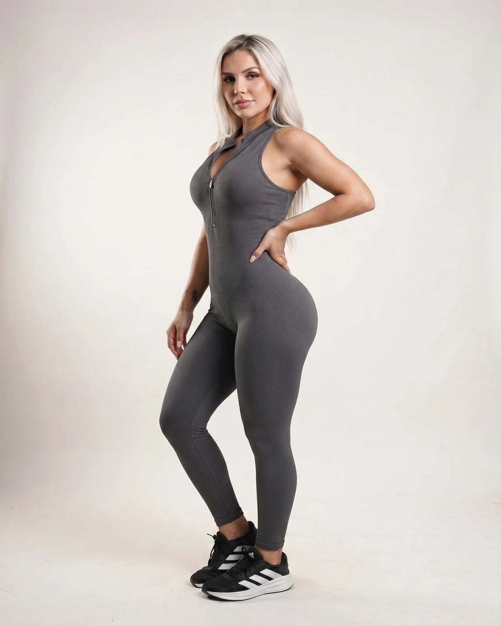 P4 gris_oscuro 20_3q_right_front