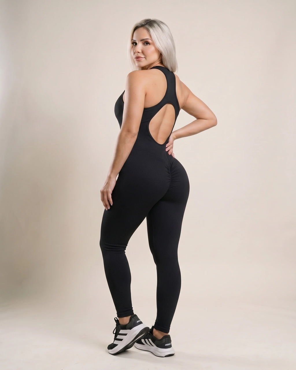 P4 negro 18_back_over_shoulder