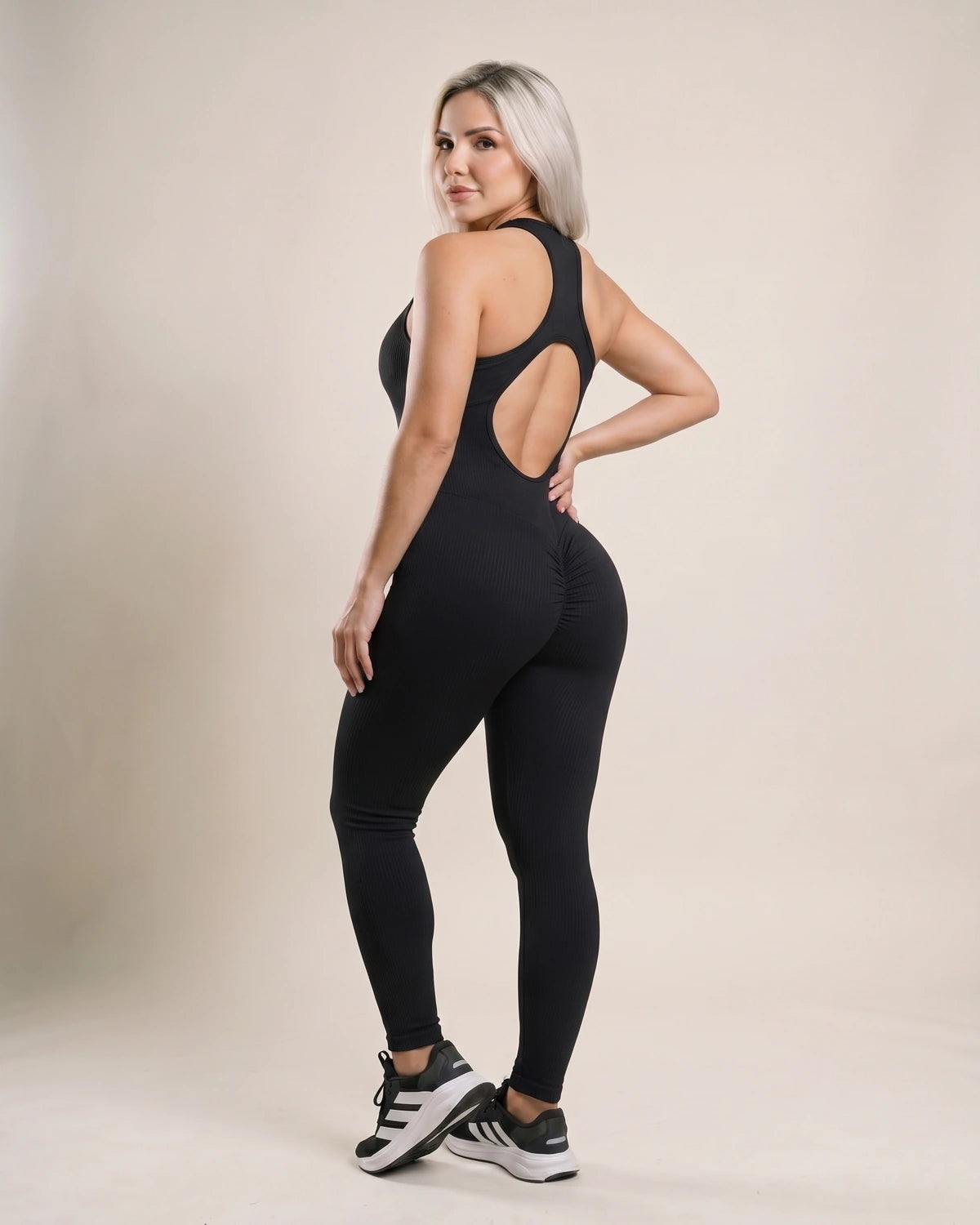 P4 negro 18_back_over_shoulder